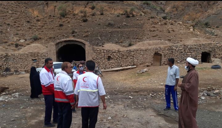 امدادرسانی نیروهای هلال احمر به سیل زدگان شهرستان بهاباد