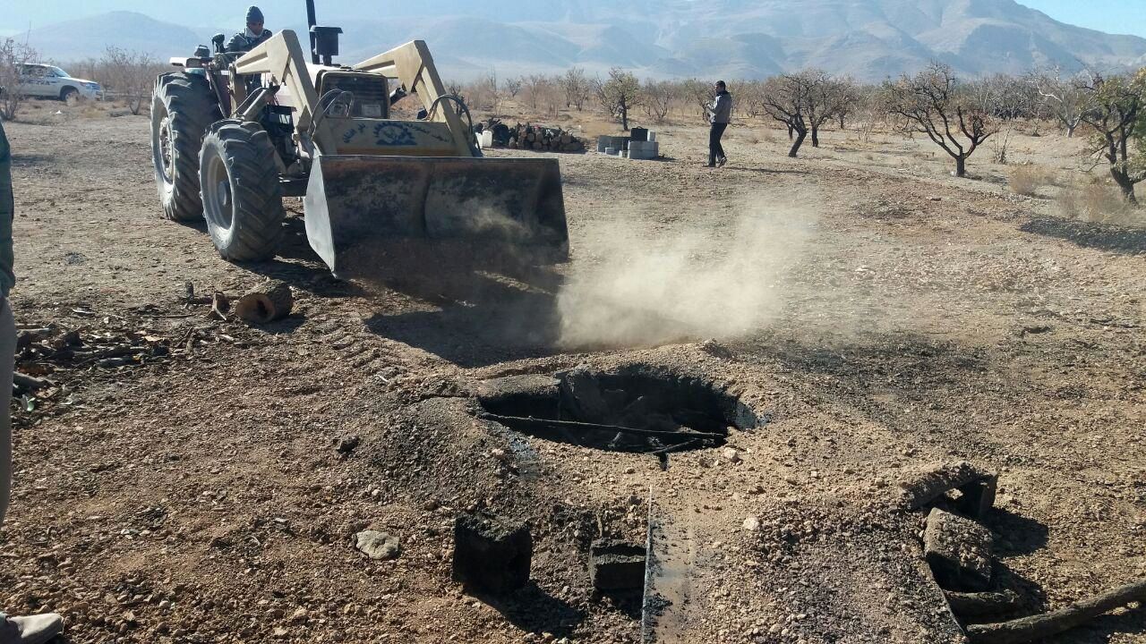 تخریب سه حلقه چاه تولید زغال در نجف آباد 