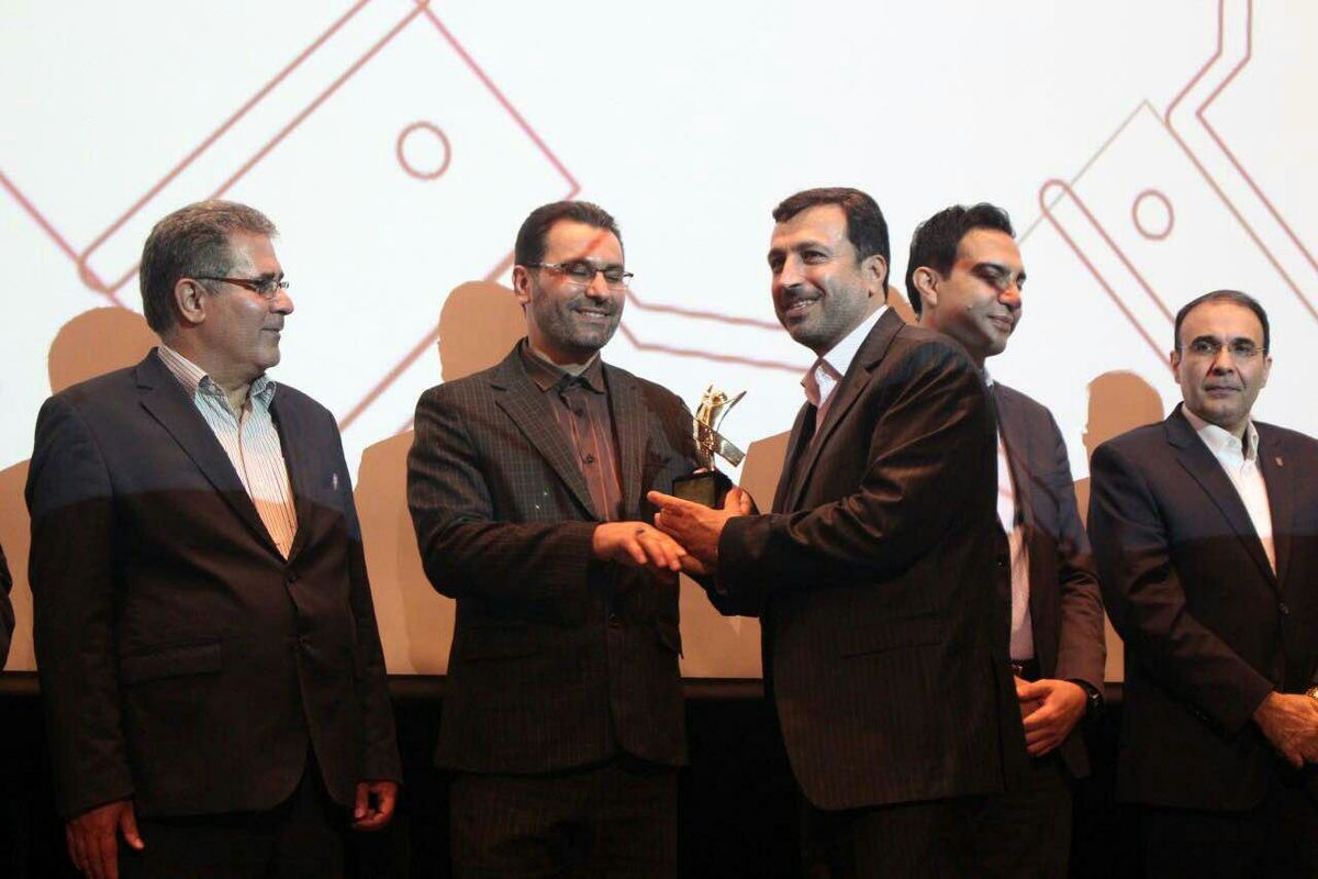 مدیر عامل خیریه شجره طیبه به عنوان برترین مدیرعامل در حوزه امور خیریه در اصفهان برگزیده شد