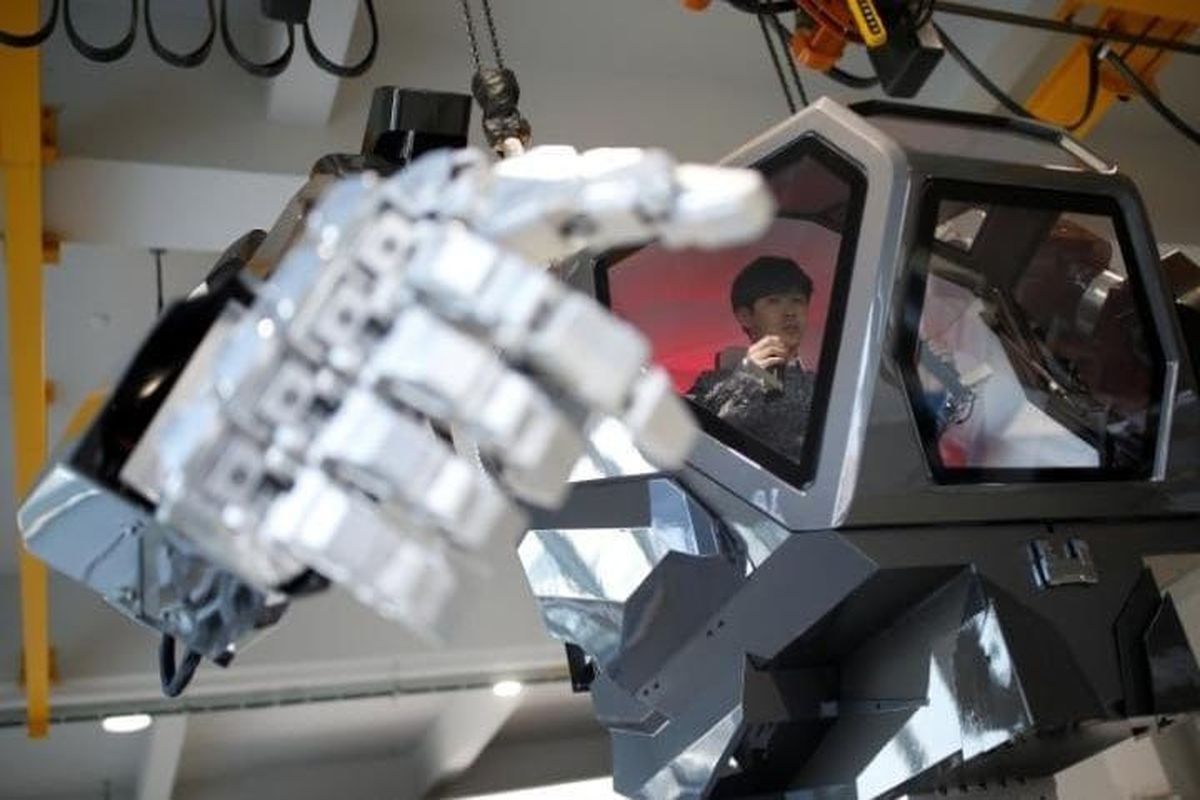 اولین ربات خلبان انسان‌نما رونمایی شد