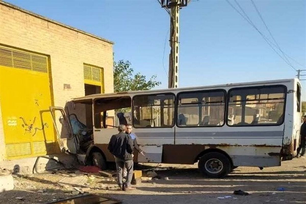 مصدومیت ۱۱ نفر در برخورد مینی‌بوس در جاده تبریز ـ آذرشهر