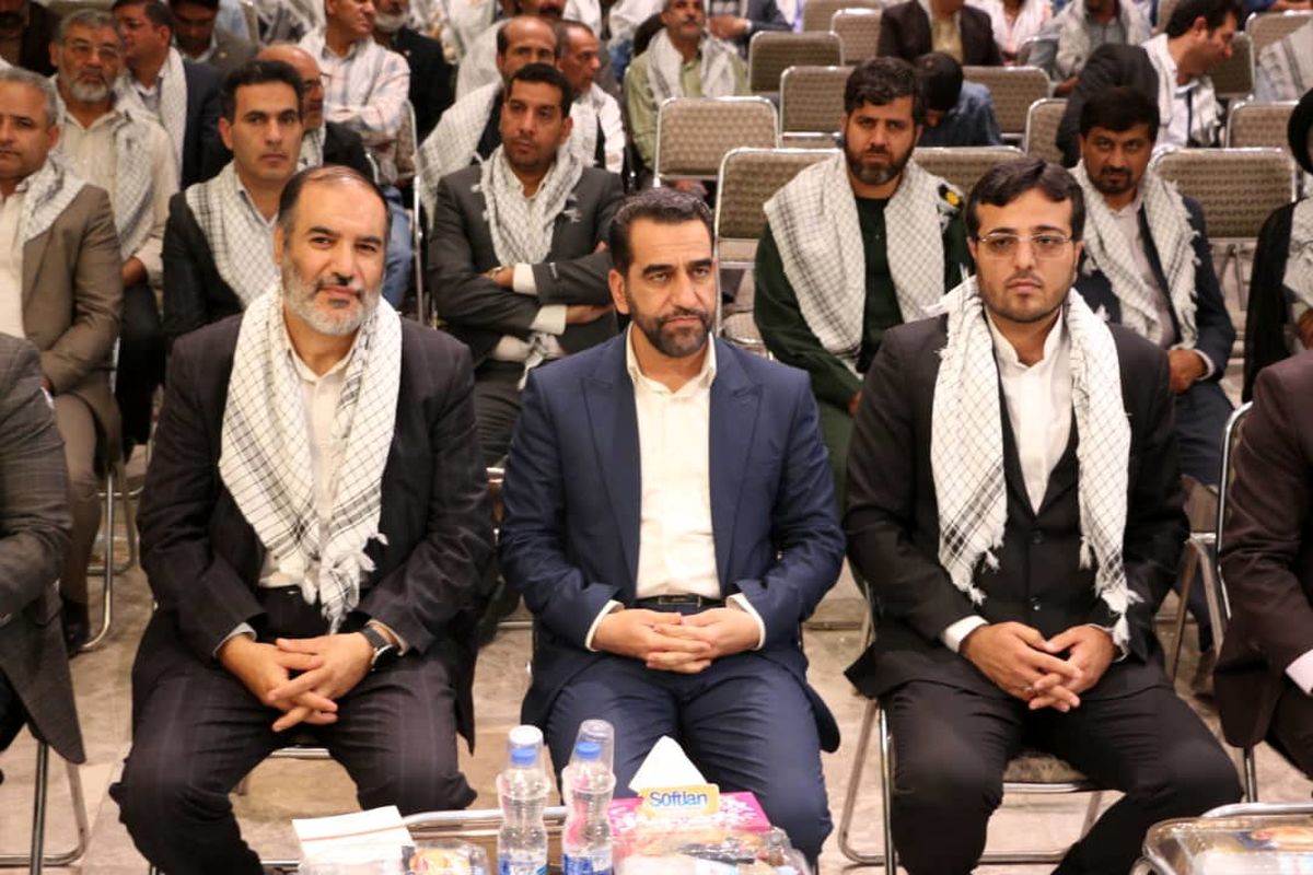 گزارش تصویری/ ادای احترام مشاور وزیر راه و شهرسازی به شهدای مجموعه راه و شهرسازی استان یزد