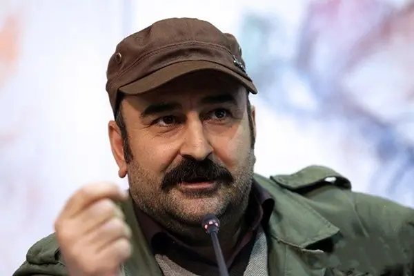 مهران احمدی با امین حیایی، هادی کاظمی و مهران مدیری فیلم آقای زالو را ساخته است