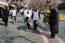 پاکسازی خیابان ولیعصر از زباله‌ها در روز جهانی کار داوطلبانه توسط مردم