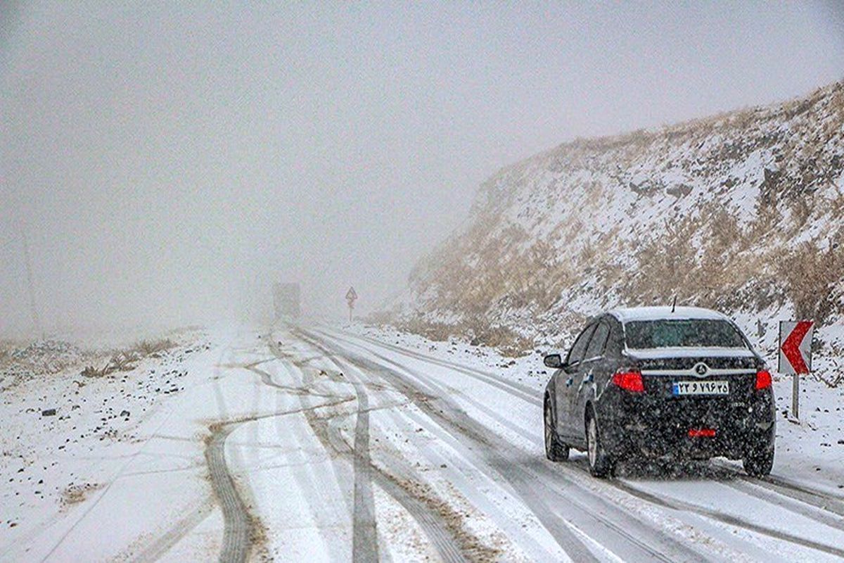 بارش برف و باران و لغزندگی در همه جاده های استان اصفهان/ داشتن تجهیزات زمستانی الزامی است