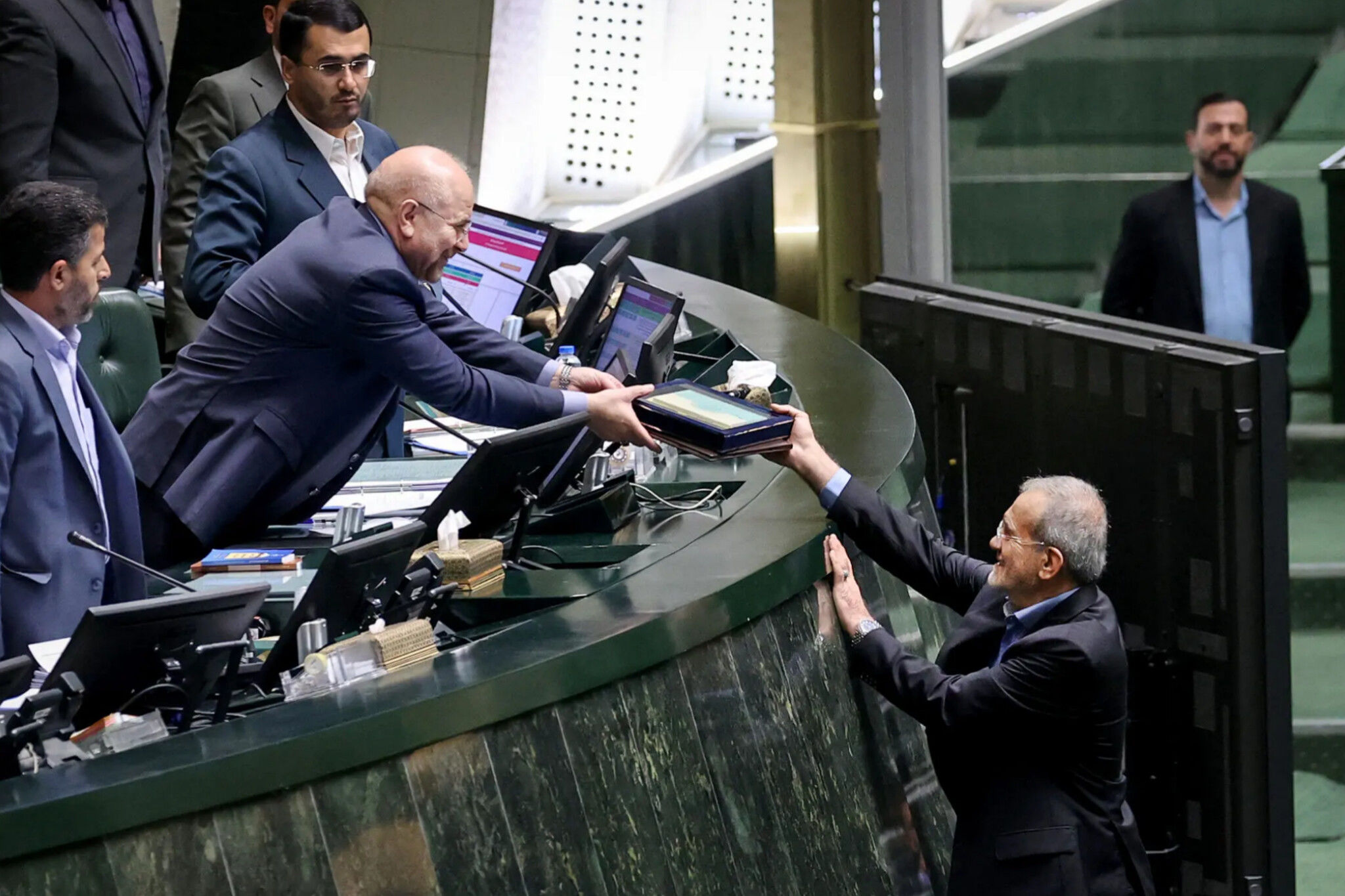 رئیس‌جمهور لایحه بودجه سال ۱۴۰۵ کل کشور را تقدیم مجلس کرد + فیلم