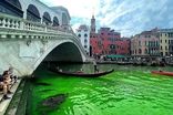 معترضین آب های ونیز را به رنگ سبز درآوردند + فیلم