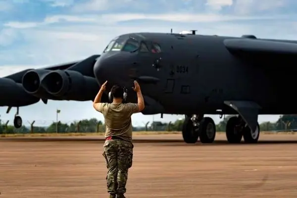 استقرار بمب‌افکن‌های بی‑۵۲ آمریکا در اسپانیا