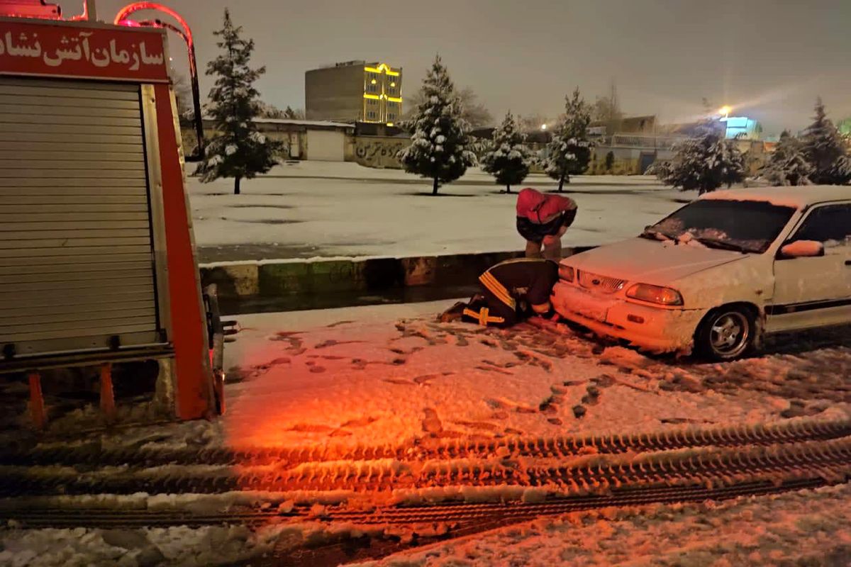 یدک‌کشی ۴۵ خودرو در برف/ ۱۰ درخت شکسته در کرمانشاه ایمن شد