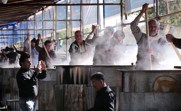 طبخ و توزیع 48 هزار کیلو آش صلواتی در شیراز 