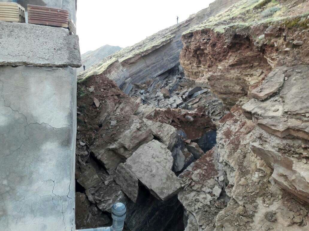 تخریب یک منزل مسکونی در مسجد سلیمان بر اثر رانش زمین