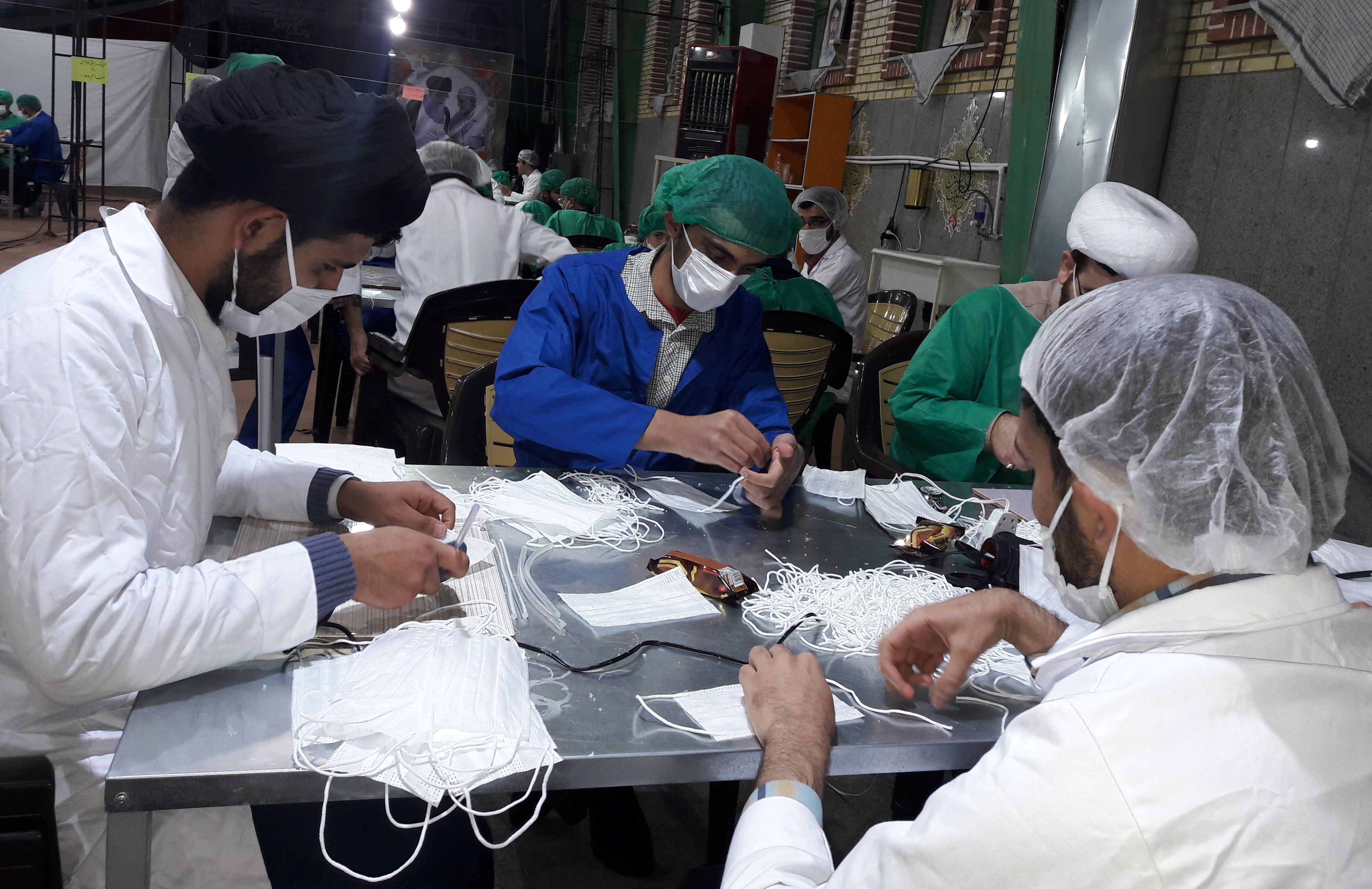 کارگاه تولید وتهیه ماسک در حسینیه ثارالله خمینی شهر / تولید روزانه 50 هزار عدد ماسک