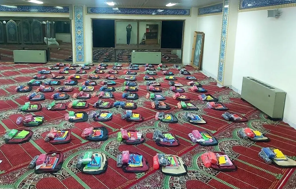 اهدای بسته‌های نوشت افزار با همت موسسه خیریه امام حسن مجتبی(ع) به دانش‌آموزان کم برخودار
