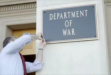 تابلوهای قدیمی ساختمان پنتاگون با نام «وزارت جنگ» تعویض شد