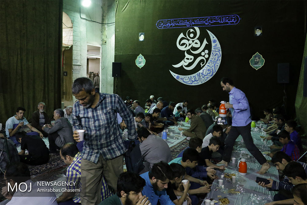 افطار ساده در مسجد منشور در خیابان امام خمینی (ره)