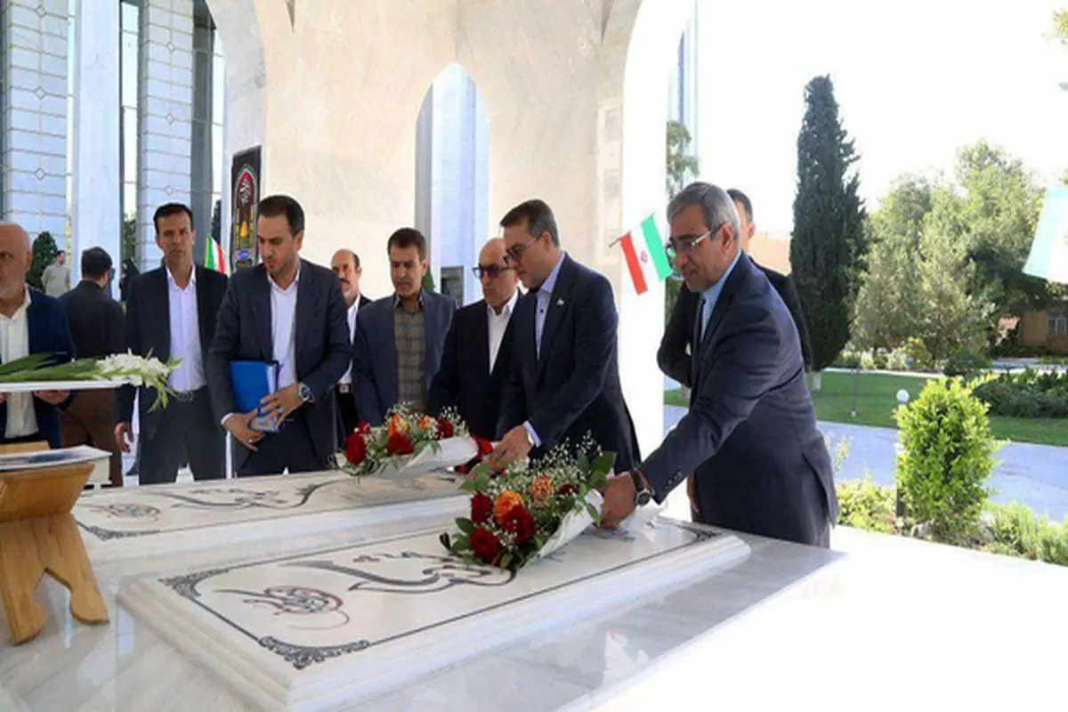 ادای احترام معاون رئیسجمهور به مقام شهدای گمنام مشهد