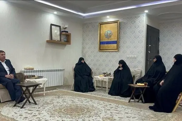 مشاور و دستیار رهبری در منزل شهید رئیسی حضور یافت