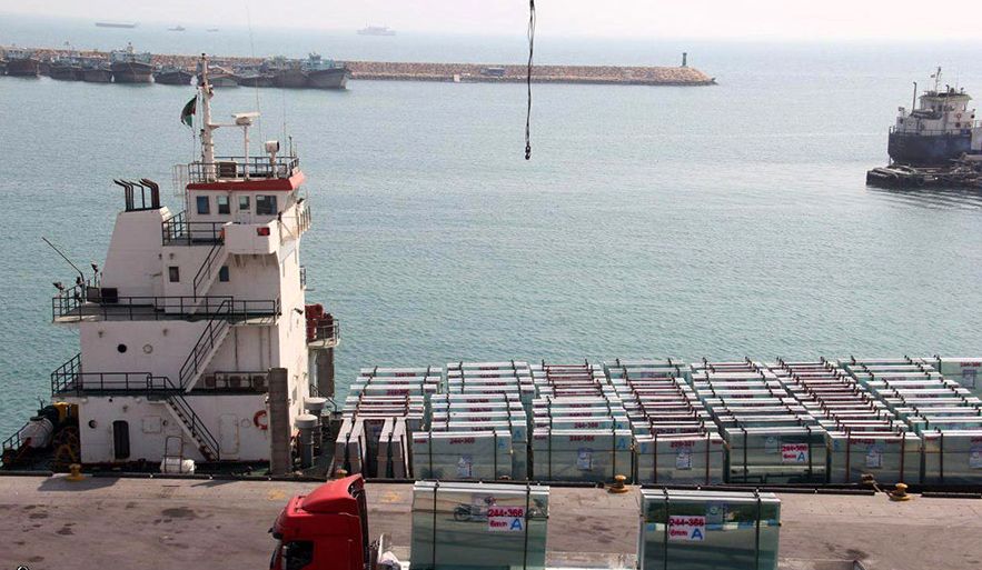 صادرات 1300 تن شیشه ساختمانی از بندر لنگه به قطر