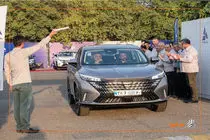 تحویل خودرو رووی eRX5 آغاز شد