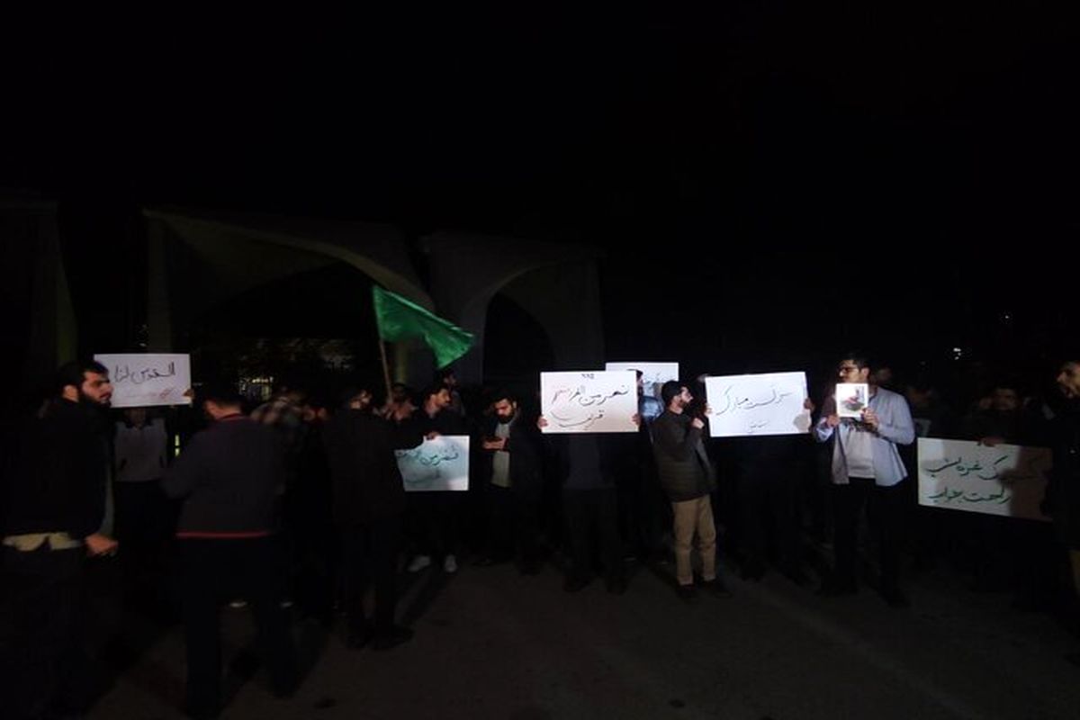 جمعی از دانشجویان مقابل دانشگاه تهران از اقدام سپاه حمایت کردند