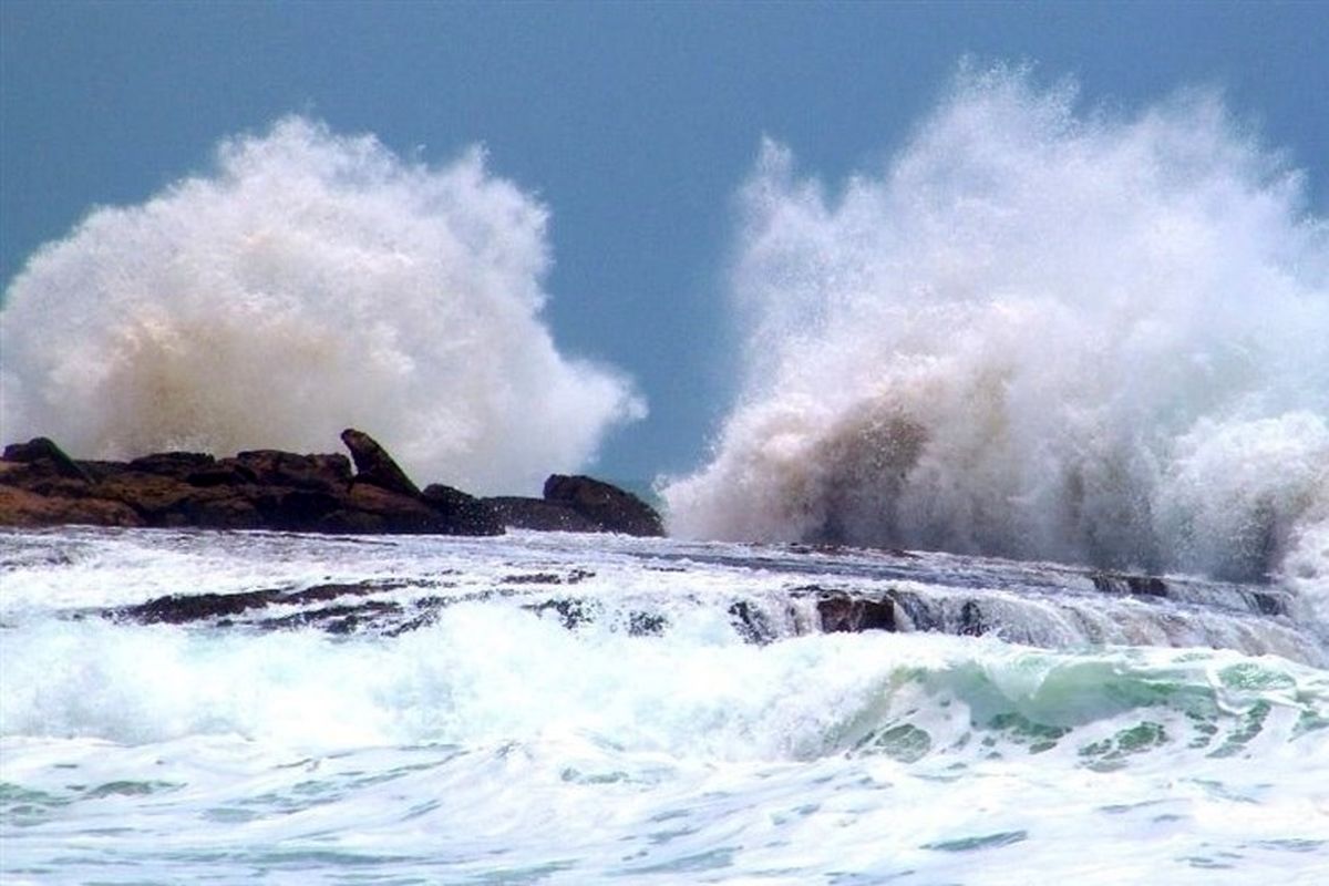 وزش باد شدید و مواج شدن تنگه هرمز و دریای عمان