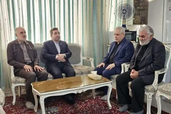 رئیس سازمان ثبت اسناد و املاک با خانواده شهید صارم‌پور دیدار کرد