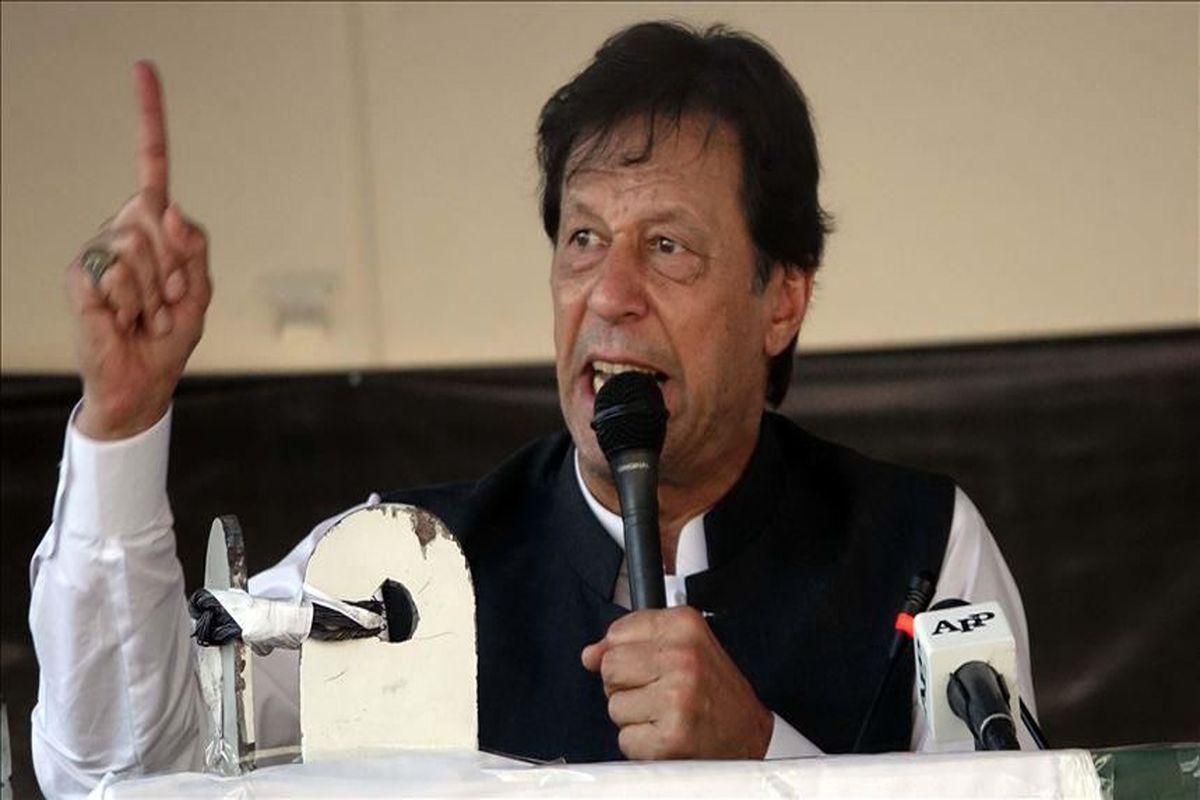 Pakistan's Imran Khan warned against crossing Kashmir border