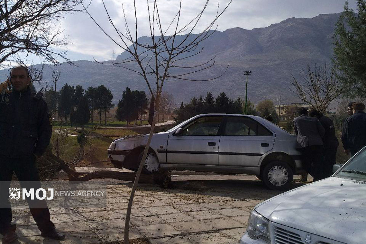 انحراف خودروی پژو به پیاده‌روی زیباکنار خرم‌آباد حادثه آفرید