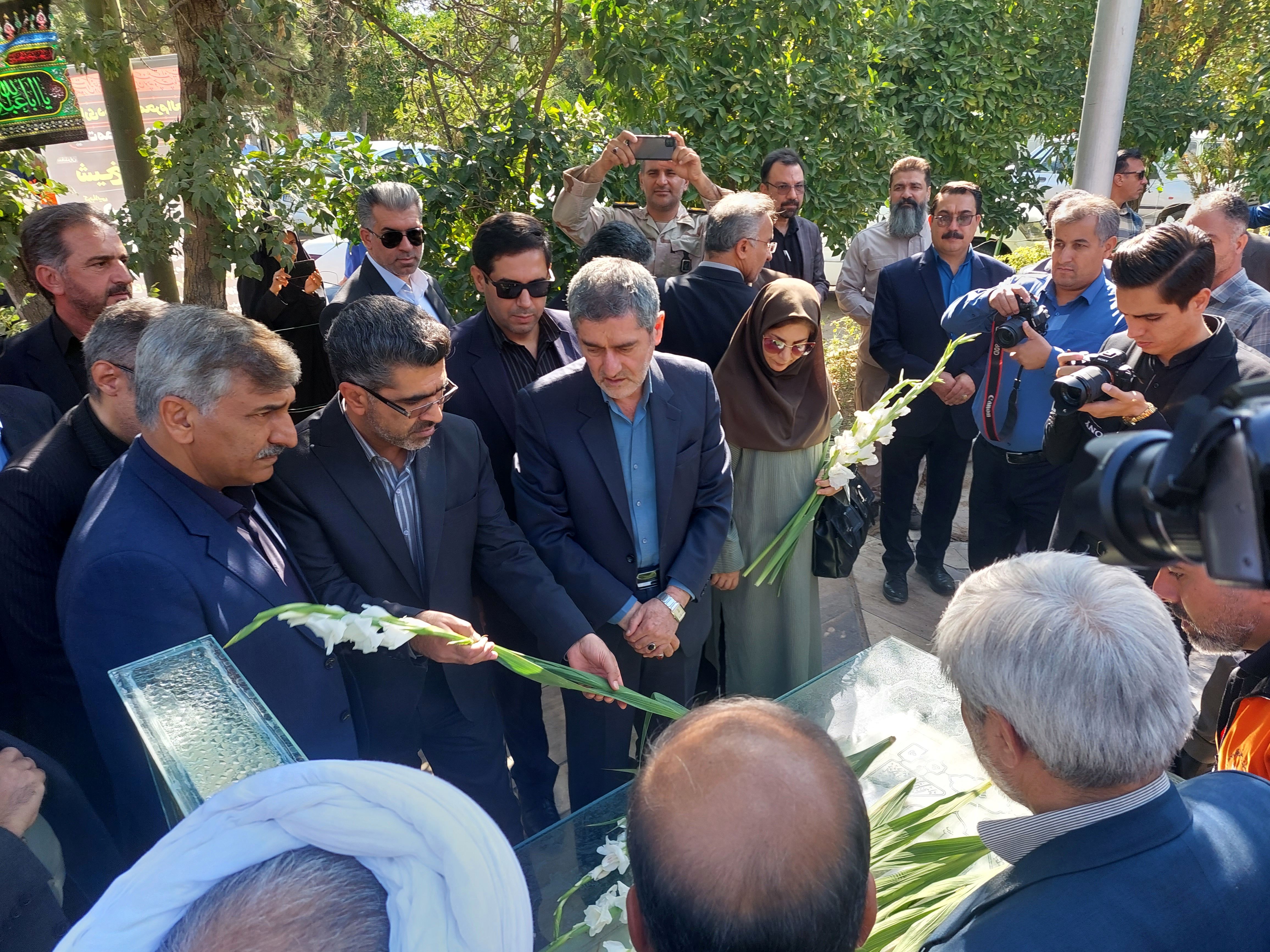 ادای احترام مسئولان فارس به مقام والای شهدا