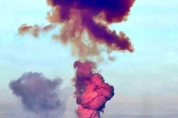 انفجار راکت در پایگاه موشکی روسیه در اورنبورگ ستون دود بنفش ایجاد کرد