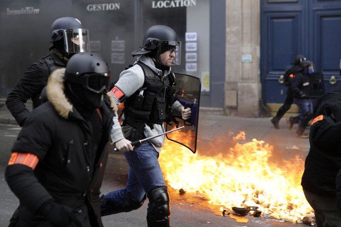تظاهرات جلیقه زردها در پاریس به خشونت کشیده شد