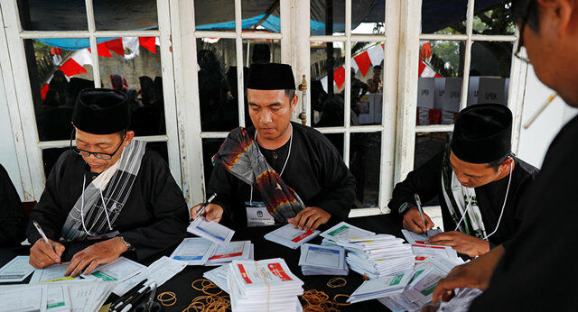 مرگ ۹۲ نفر به خاطر شمارش آرا در انتخابات اندونزی!