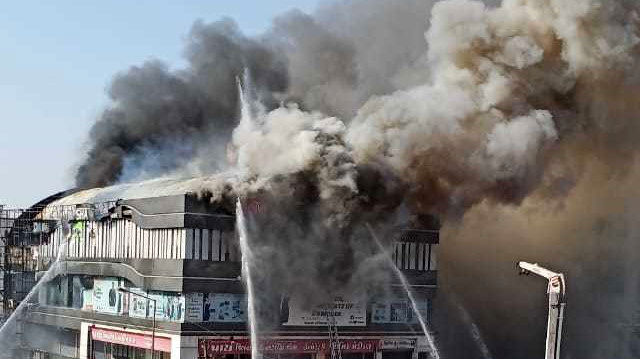 مرگ 7 نفر در اثر آتش سوزی در یک مرکز خرید در هند