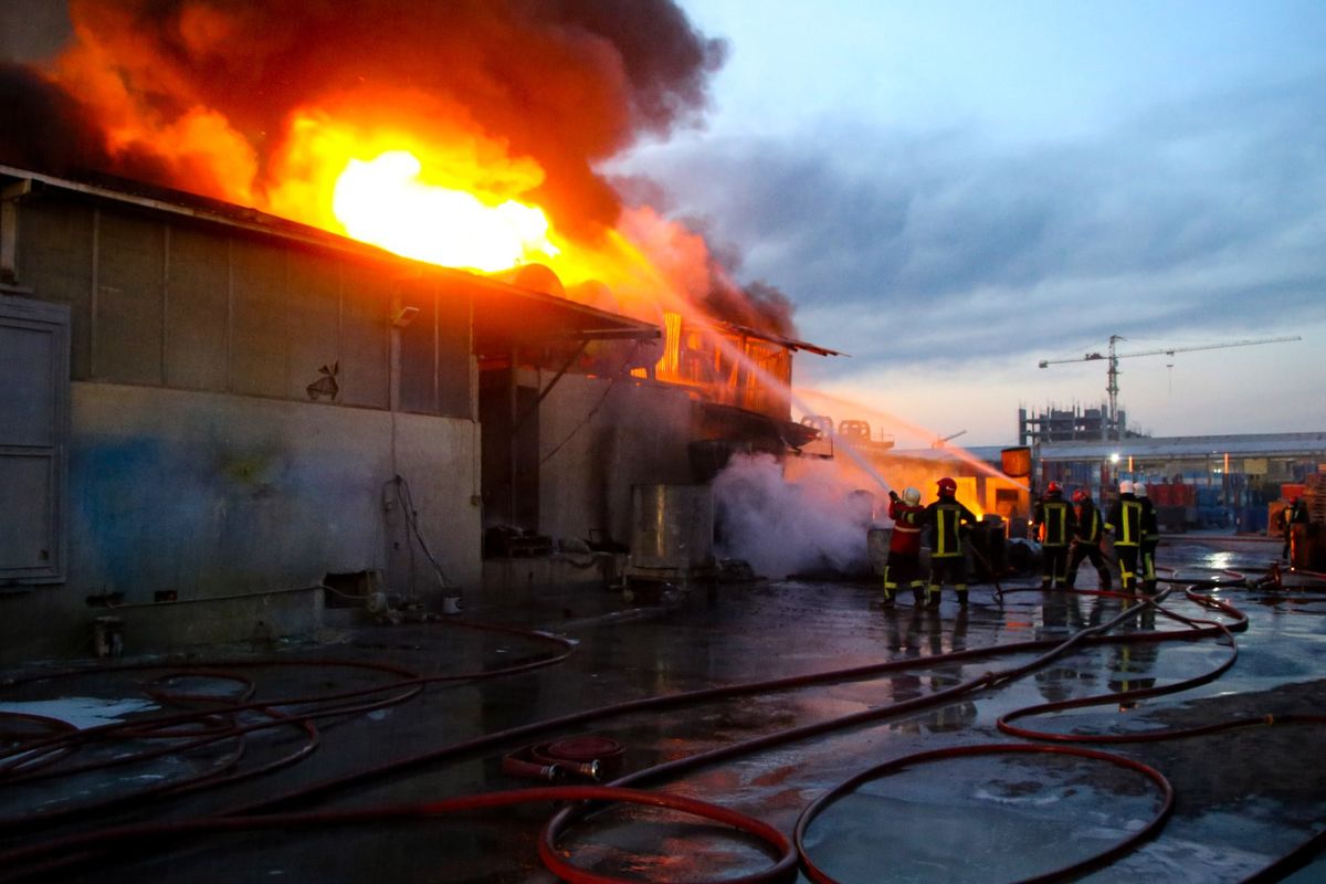 شهردار از خدمات و تلاش‌های آتش‌نشانی قم در مهار آتش‌سوزی گسترده کارخانه رنگ تقدیر کرد