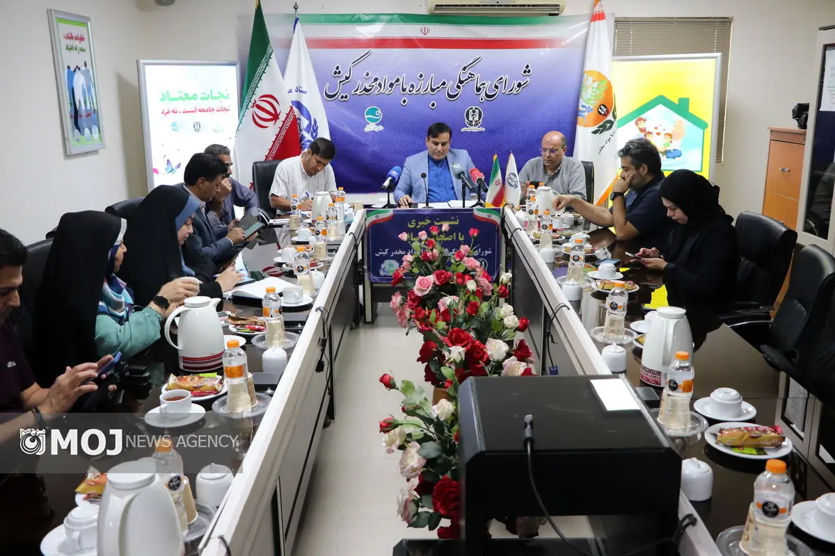 خبرنگاران هم قدم با رزمندگان مسلح در برابر دشمنان نظام ایستادند