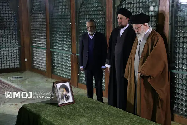 رهبر انقلاب در آستانه دهه فجر در مرقد بنیانگذار جمهوری اسلامی ایران حضور یافتند