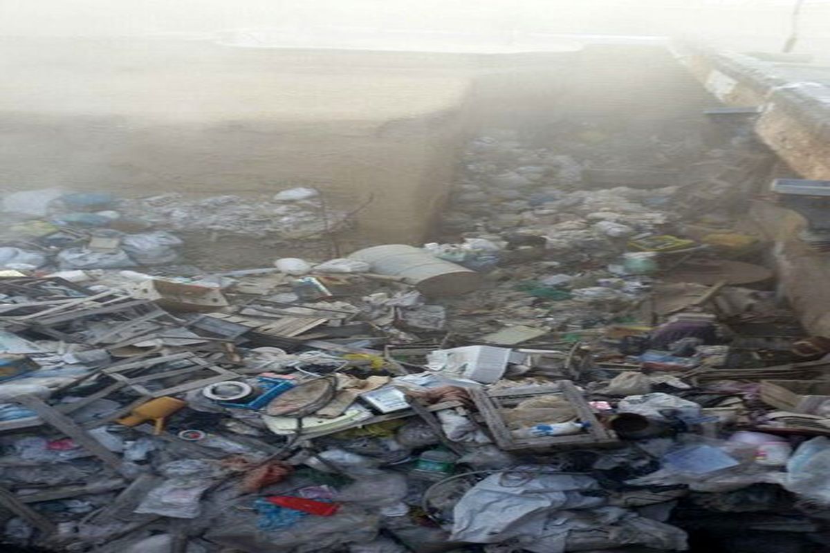 حریق در مخروبه‌ای با بیش از 100 تن زباله در وسط شهر میاندوآب