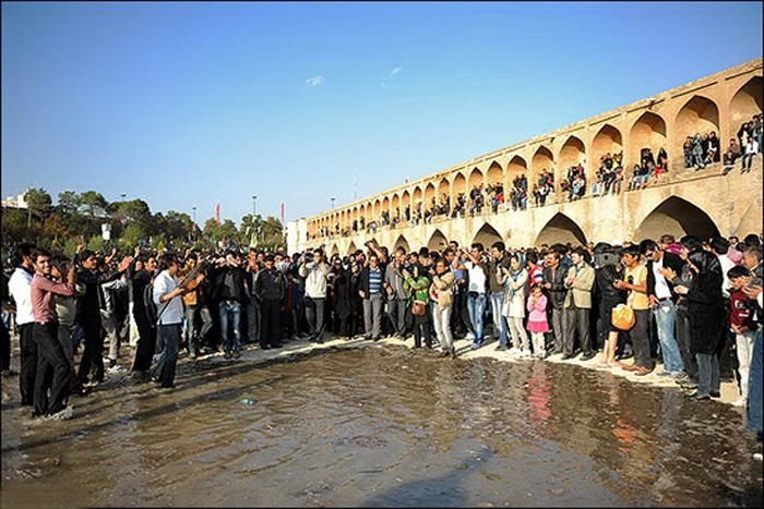 جاری شدن رودخانه زاینده رود از بامداد 8 بهمن ماه در اصفهان