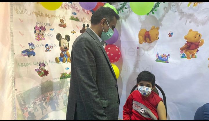 فرزند ۸ ساله معاون بهداشتی یزد، واکسن کرونا را دریافت کرد