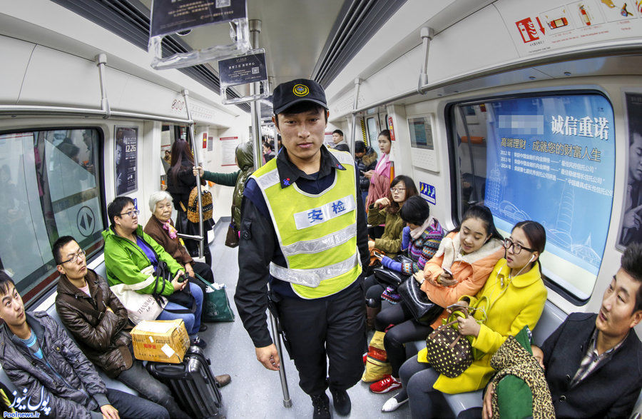 زن حامل اسلحه انفرادی و مهمات در مترو چین بازداشت شد