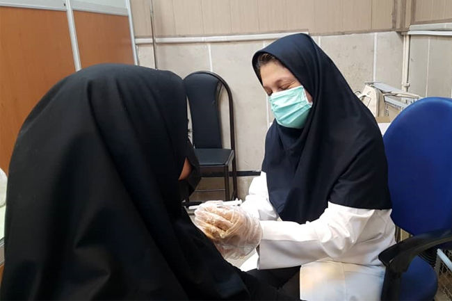همکاری بیش از ۱۲۰۰ دانشجوی بسیجی مشهدی در امر واکسیناسیون کرونا  