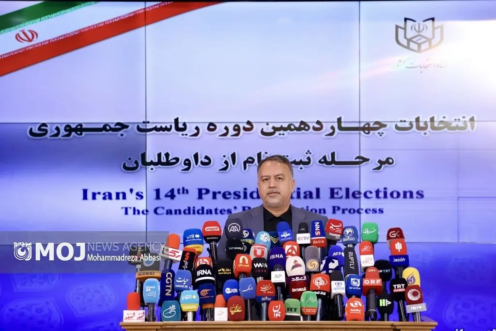 هشت خانم برای ثبت نام به ستاد انتخابات مراجعه کردند