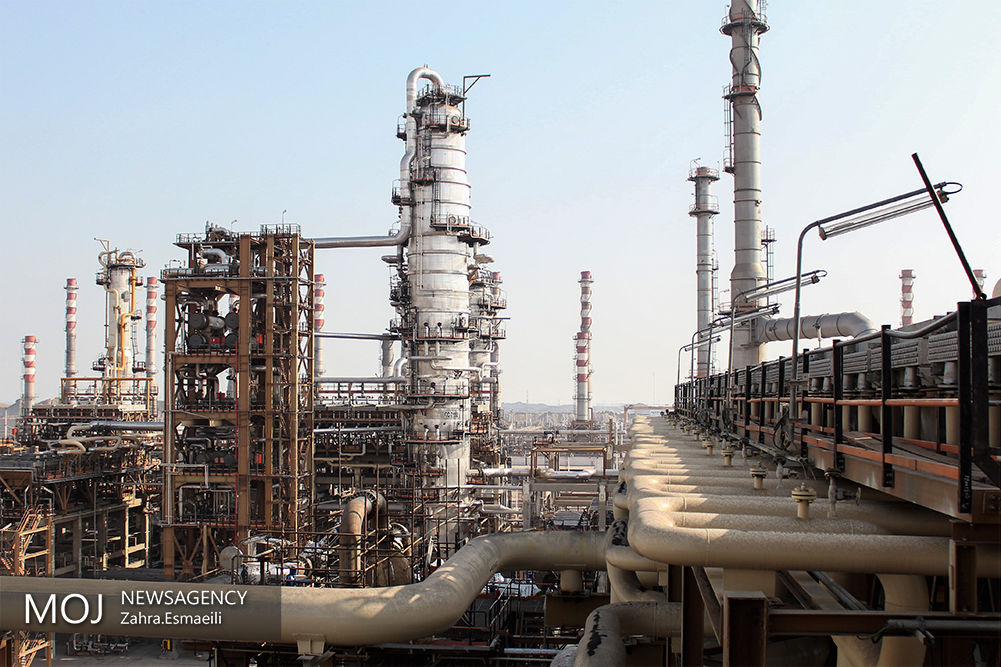 قیمت نفت در سراشیبی سقوط به زیر ۶۱ دلار