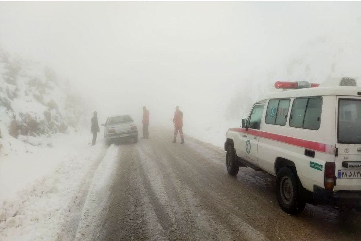 طی سه روز گذشته به ۷۶۰۰ نفر و رهاسازی ۶۸۹ خودرو از برف امدادرسانی شد