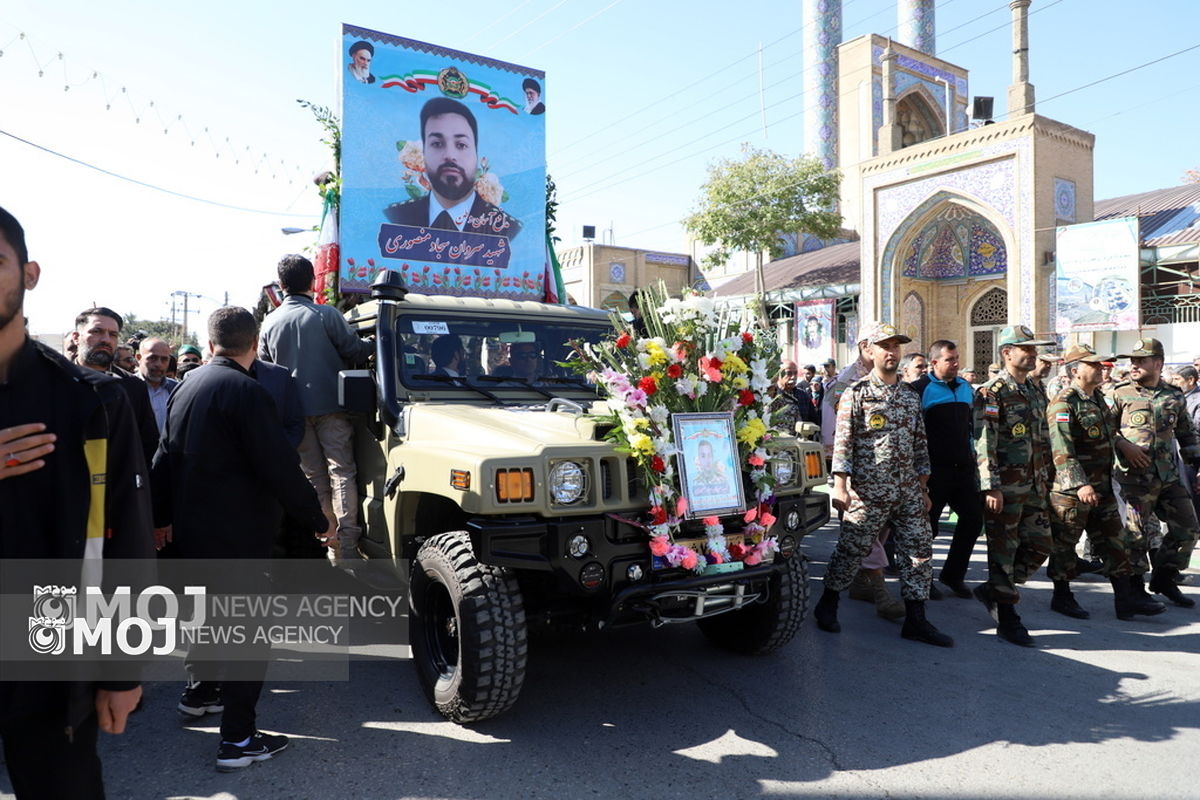 شهید مدافع حریم هوایی ایران بر دستان مردم کرمانشاه تشییع شد