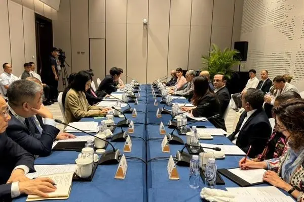 نشست نماینده رئیس جمهور چین و دبیر کل حزب استان هاینان با مقامات عالی اجلاس جهانی مناطق آزاد