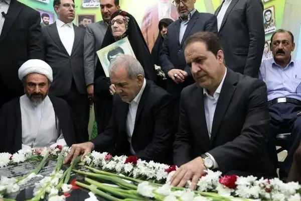 پزشکیان به مقام شامخ شهدا در ایلام احترام گذاشت