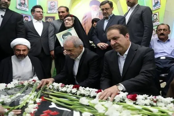 پزشکیان به مقام شامخ شهدا در ایلام احترام گذاشت
