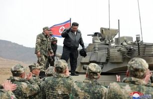 کیم از تانک جدید کره شمالی رونمایی کرد