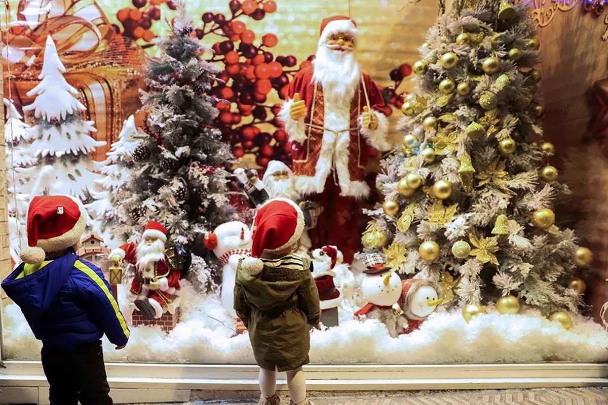 قیمت هاى عجیب درخت کریسمس و دیگر وسایل تزئینى این مناسبت در خیابان کریم خان!+فیلم